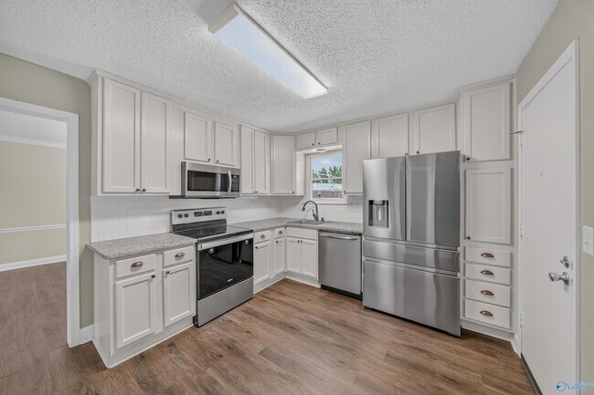Building Photo - 1208 SE Willowbrook Dr