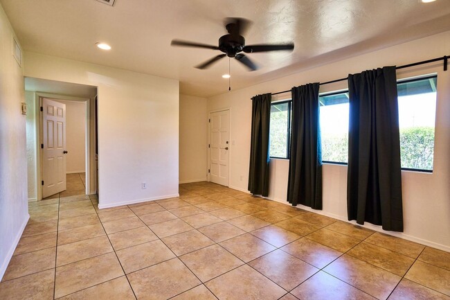 Building Photo - Eastside (Broadway and Wilmot) 3 bedroom, ...