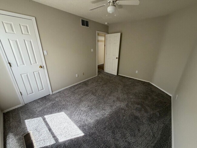 Building Photo - Spacious 3-Bedroom