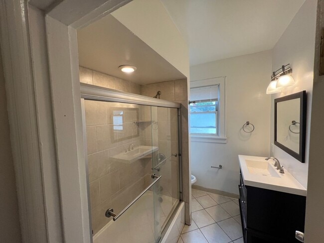 Building Photo - HUGE 3-Bedroom home in Bellevue!
