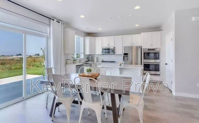 Building Photo - 934 240 W