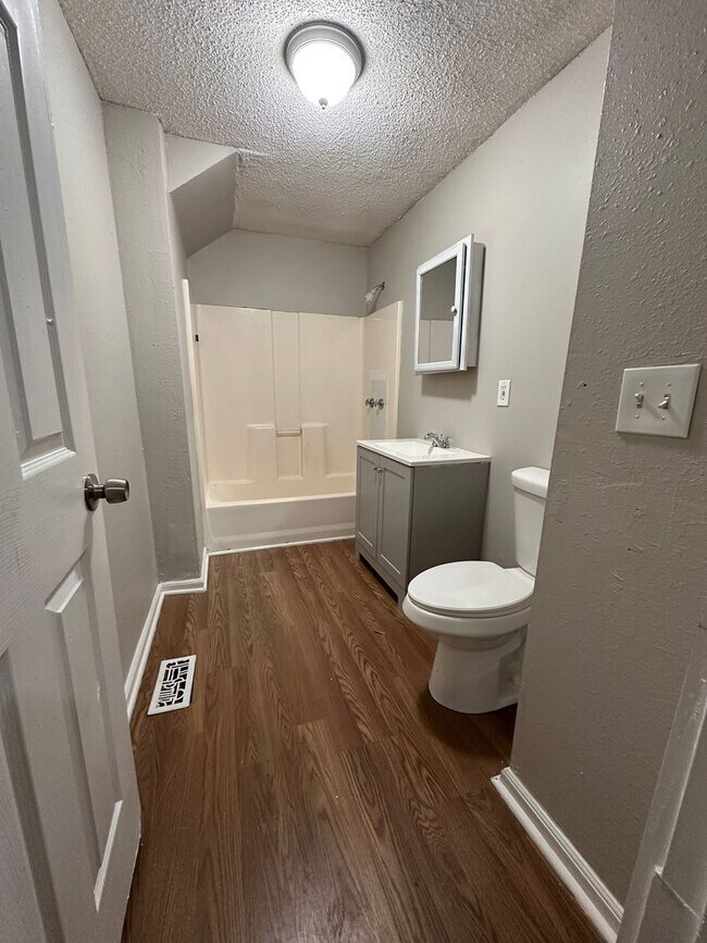 Building Photo - 3 bedroom 1.5 bathroom