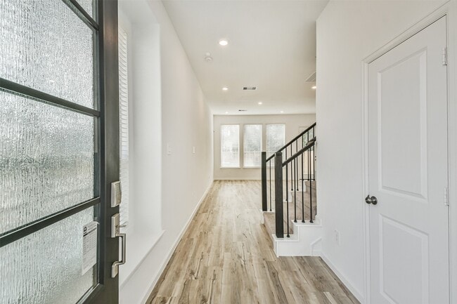 Building Photo - 678 Royal Arch Dr