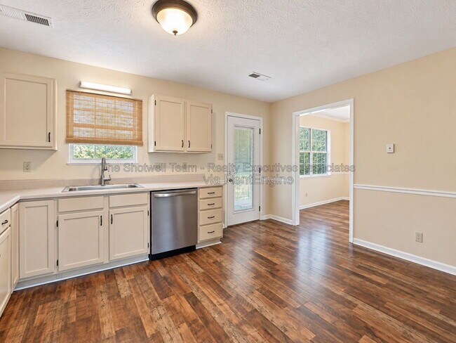 Building Photo - 407 Herringbone Ct