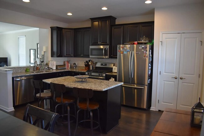 Building Photo - Stunning 3BD, 2.5BA End Unit Durham Townho...