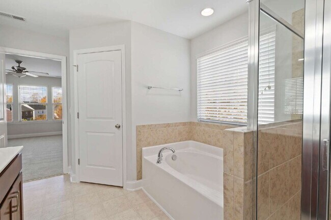 Building Photo - Welcome Home: Spacious 3-Bedroom Retreat i...