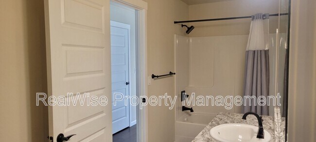 Building Photo - 108 SW Little Meadow Ln