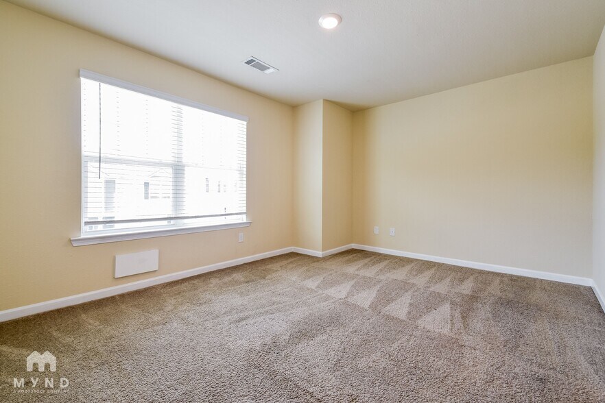 Building Photo - 306 Highwood Ln