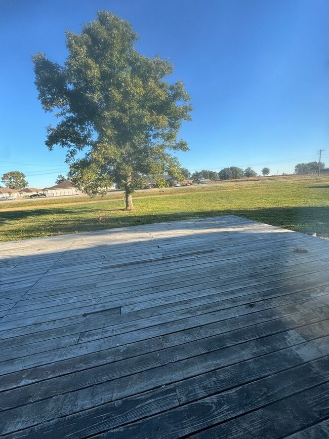 Building Photo - 3 Bedroom / 2 Bath with plenty of space. T...