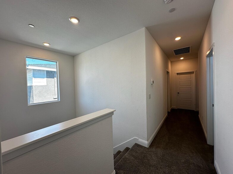 Building Photo - 2458 Fidalgo Way