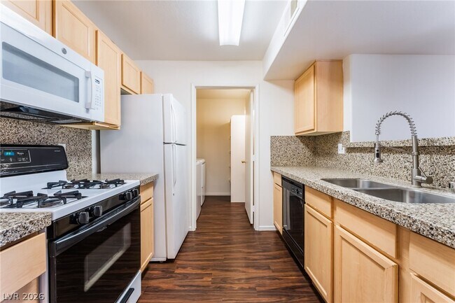 Building Photo - 950 Seven Hills Dr