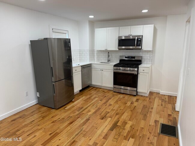Building Photo - 479 2nd St