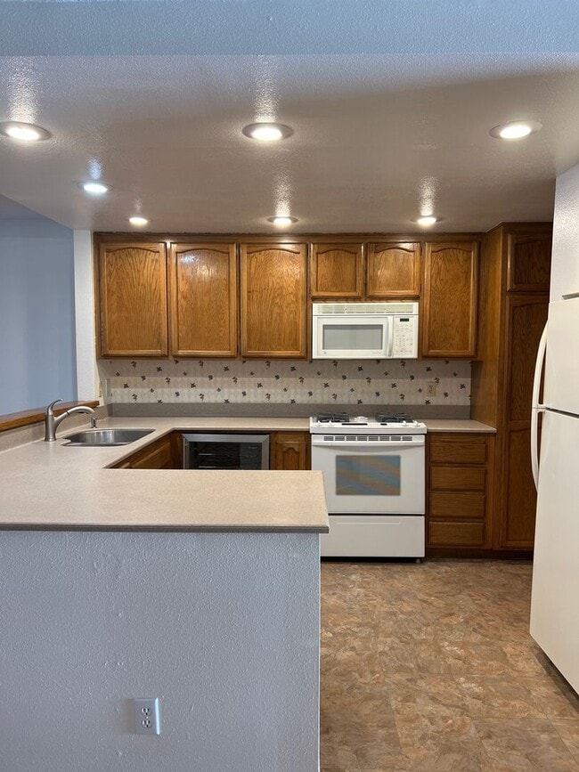 Building Photo - Spacious Two Bedroom Townhouse in Torrance $3,150