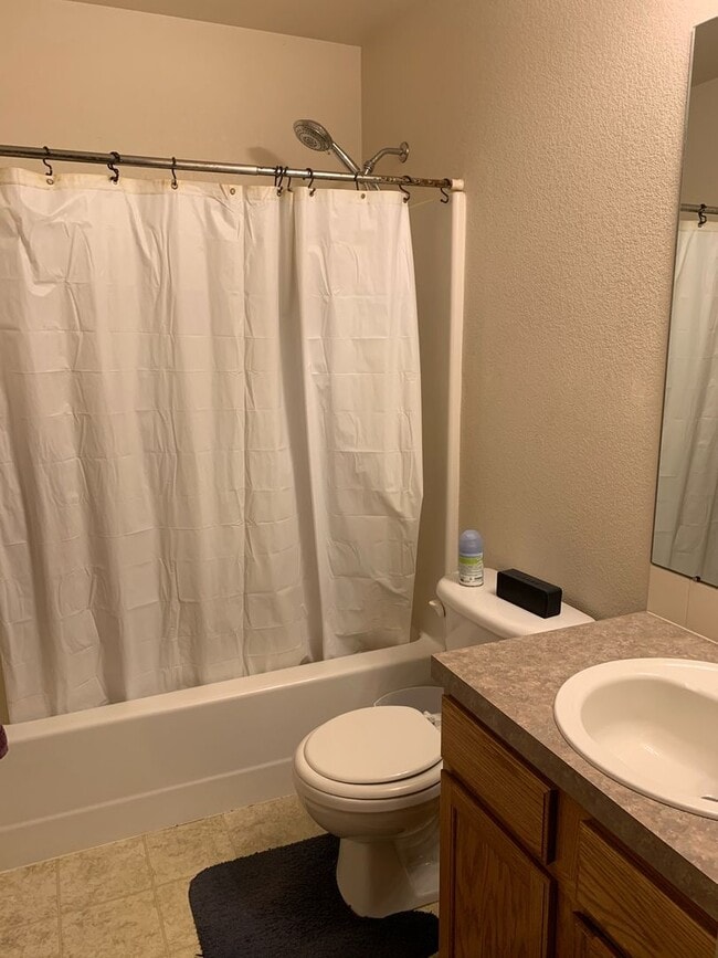 Building Photo - Beautiful 4 Bedroom 2.5 Bathroom Home