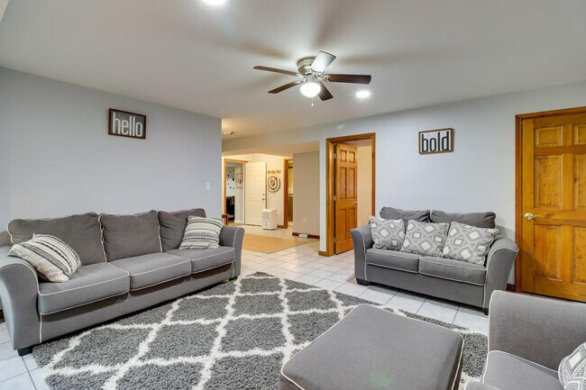 Building Photo - 1530 Wooded Acres Dr