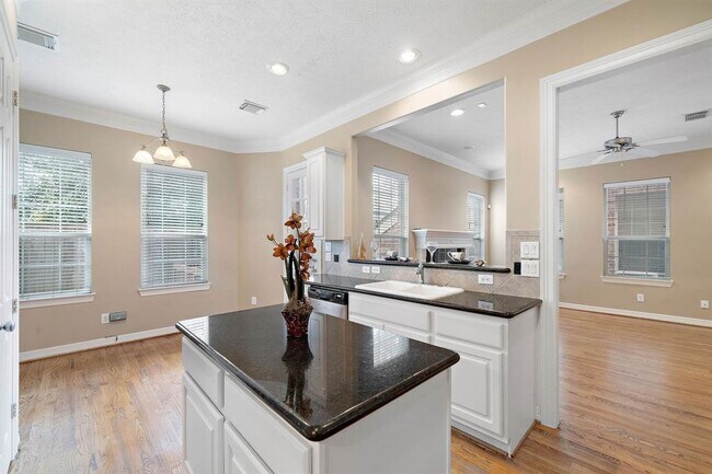 Building Photo - 1503 Shady Villa Fern