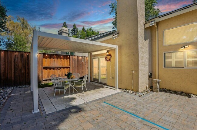 Building Photo - 1558 Trimingham Dr