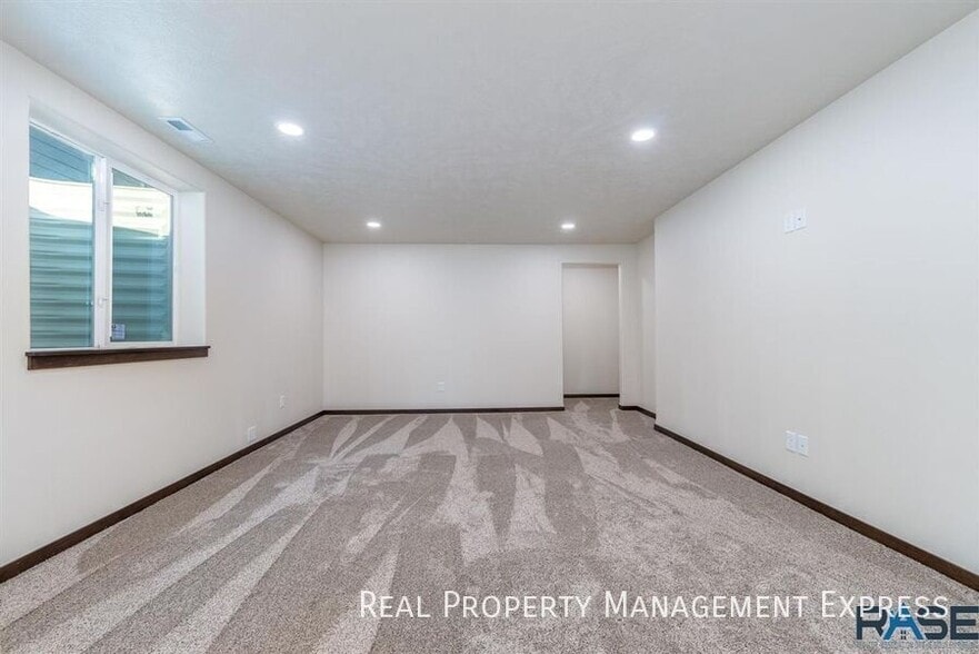 Building Photo - 5316 S Eastwind Ave