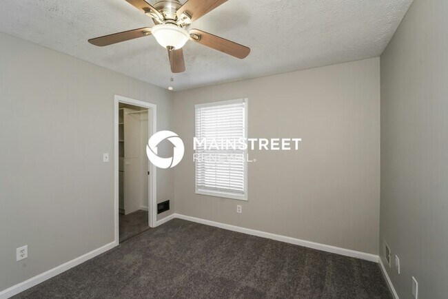 Building Photo - 3 Bedroom Pet-Friendly Home in LOUISVILLE, KY with Main Street Renewal
