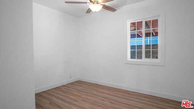 Building Photo - 472 N Ezra St