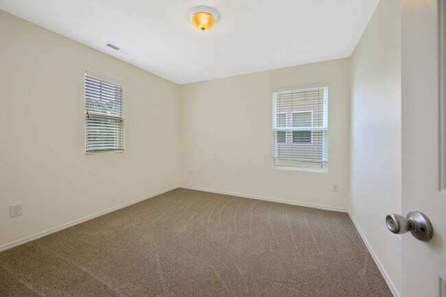 Building Photo - 3 Bedroom Open Concept with Enough Room fo...