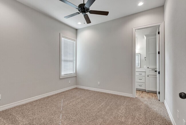 Building Photo - 311 Fairway Dr