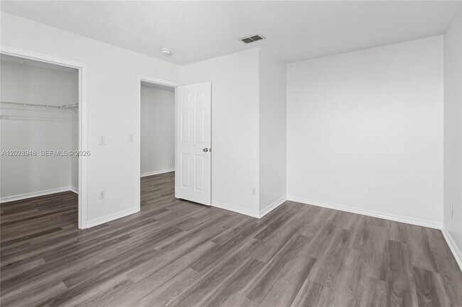 Building Photo - 434 Castlemain Cir