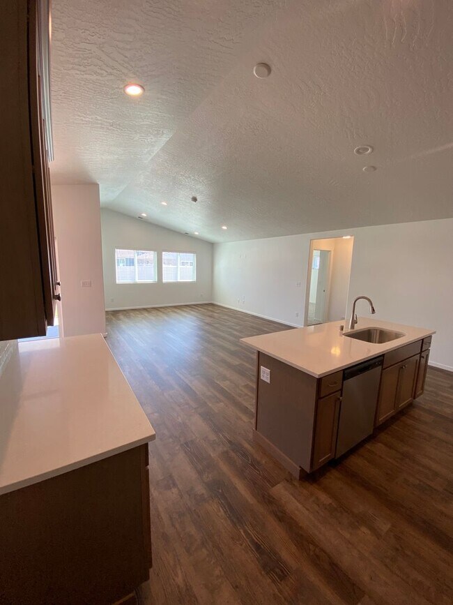 Building Photo - Stunning 3 Bed 2 Bath Rancher in Spokane V...