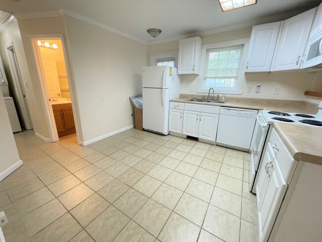 Building Photo - Nice 3br house w/ parking, central AC - wa...