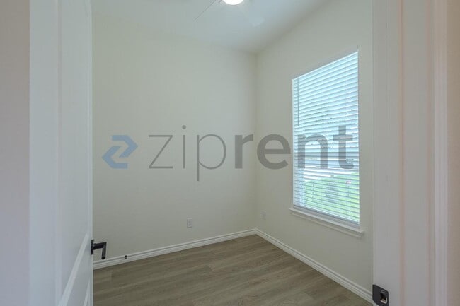 Building Photo - Unit