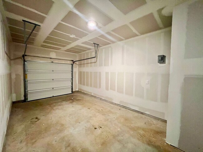 Building Photo - **APPLICATION RECEIVED** Charming Two-Story Home with Fenced Backyard & Community Pool