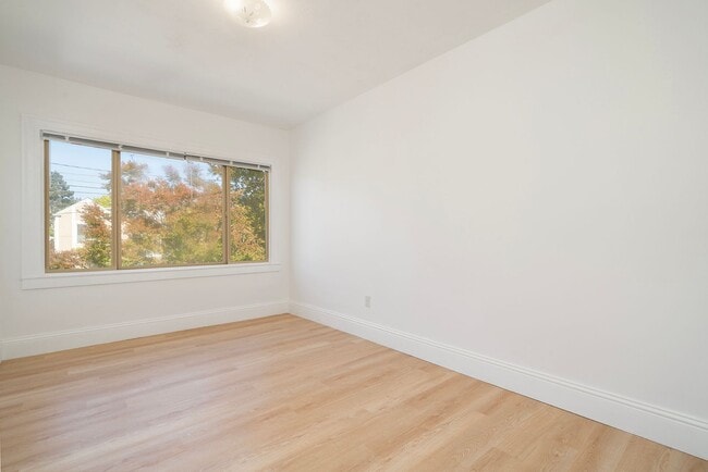 Building Photo - Spacious Two Story Albany Home Two Blocks ...