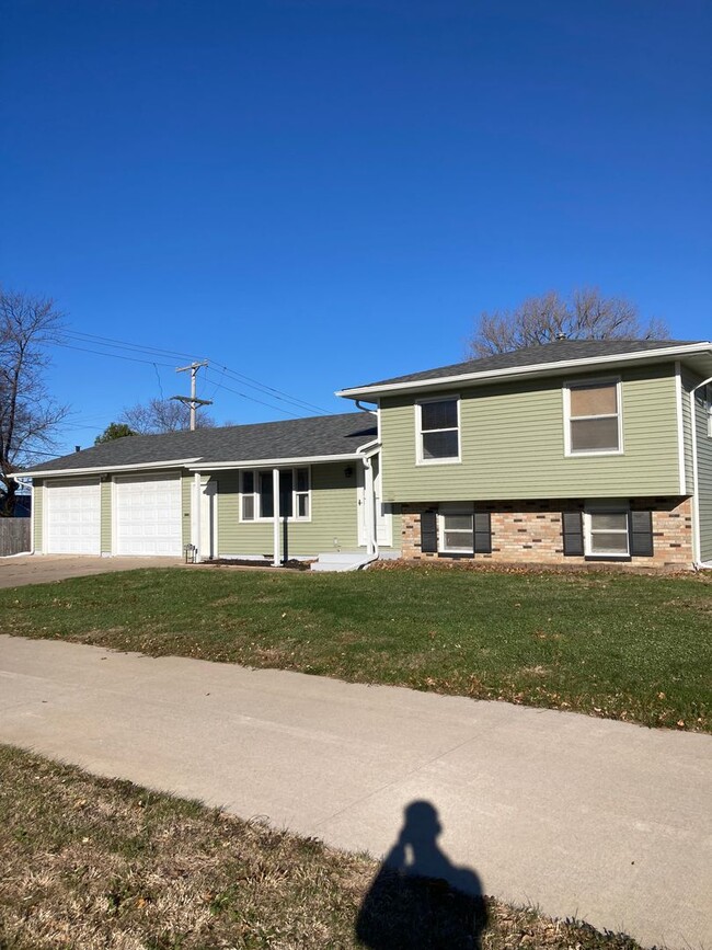 Building Photo - 3 Bedroom 2 Bath House in Bettendorf!