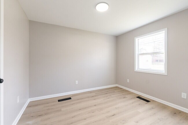 Building Photo - 957 Exeter Rd