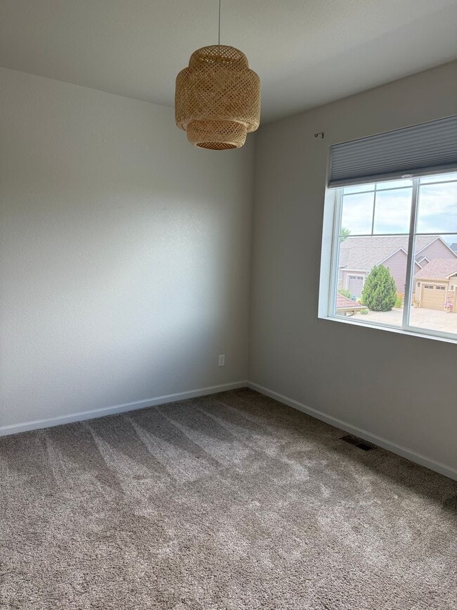 Building Photo - Spacious and Bright 4 Bedroom Home in Wind...