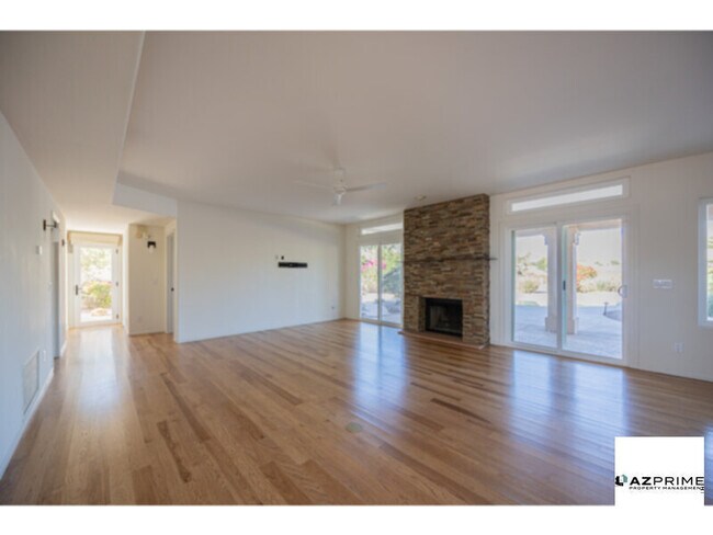 Building Photo - Discover your Dream Oasis in this 4/3 Phoenix Home, Nestled in the Exclusive Gated Shadow Rock golf