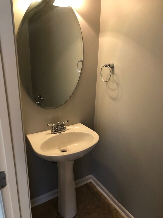 Building Photo - 2 Bedroom, 2.5 Bath Townhouse