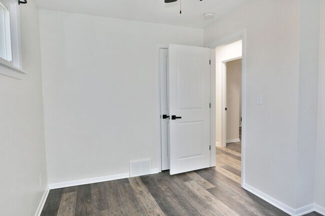 Building Photo - House for RENT in Girard!