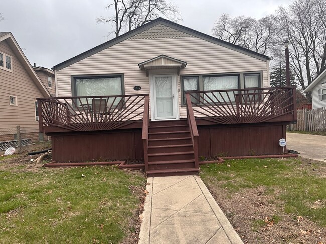 Building Photo - Welcome home- Large 3 Bedroom Home