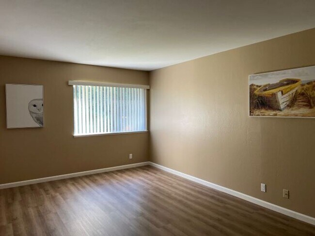 Building Photo - Spacious Los Gatos town home with two car garage.