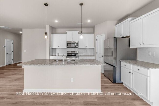 Building Photo - Stunning 4-bedroom, 2.5-bathroom home located in the vibrant city of Charlotte, NC.