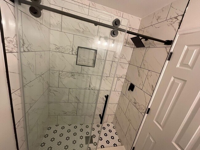 Building Photo - Spacious 4BR Duplex in Riverdale
