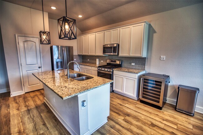 Building Photo - 912 Farm Path