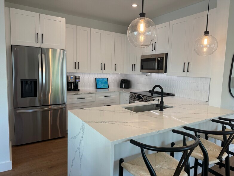 Building Photo - 130 River Landing Dr