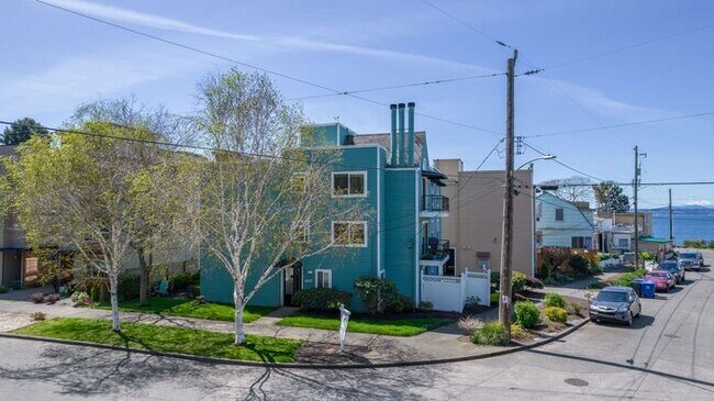 Building Photo - Beautifully Remodeled Top Floor Alki Condo with Views!