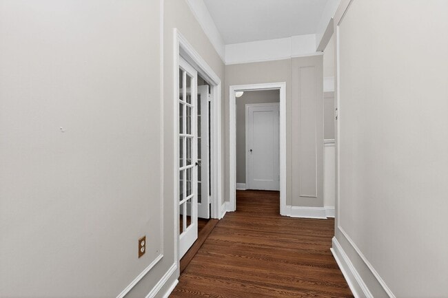 Building Photo - Absolutely stunning penthouse level unit in the historic Poplar building in Charlotte's tree line...