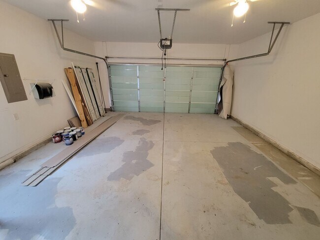 Building Photo - 4 Bedroom, 2.5 Bath Home Available in Hammett Grove Neighborhood