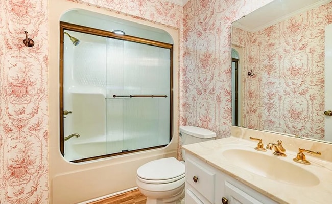 Building Photo - Charming ranch home 3 bedrooms and 2 bathrooms in Burlington w/ 5 garage spaces.