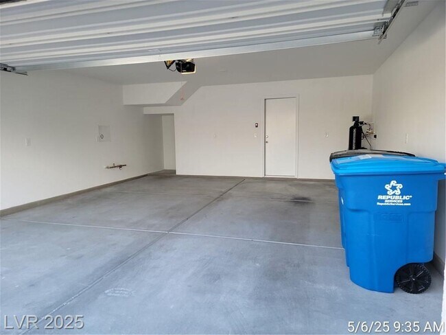 Building Photo - BRAND NEW 3 BED, 2.5 BATH TOWNHOME IN NW L...