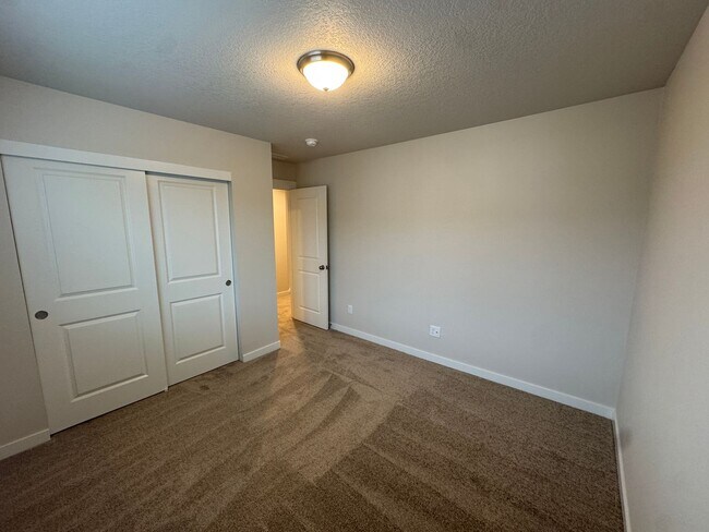 Building Photo - Spacious 3 Bedroom – Move-In Ready!